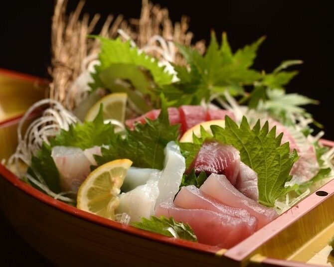 大葉とレモンを添え、舟盛りにした串本の地魚の刺身