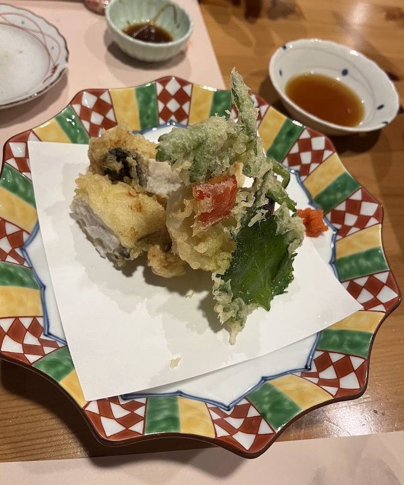 懐紙にのせた揚げたての天ぷらと天つゆ