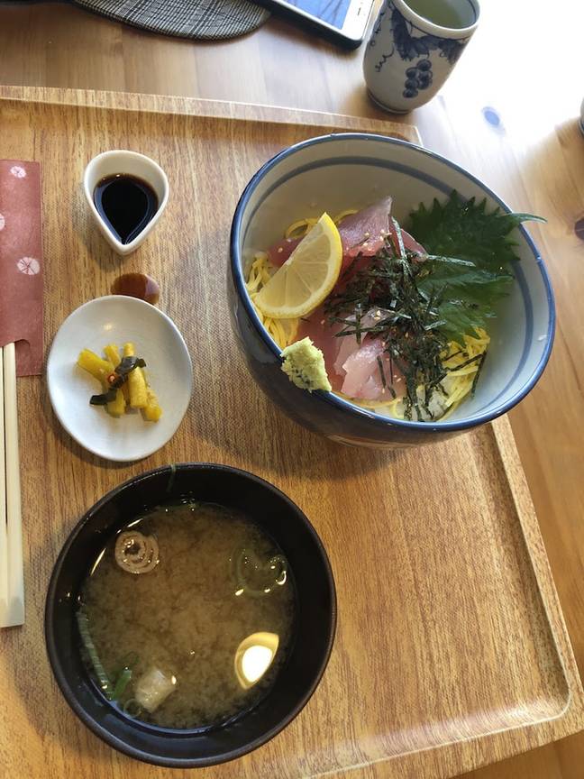 海鮮丼とみそ汁、香の物のセット